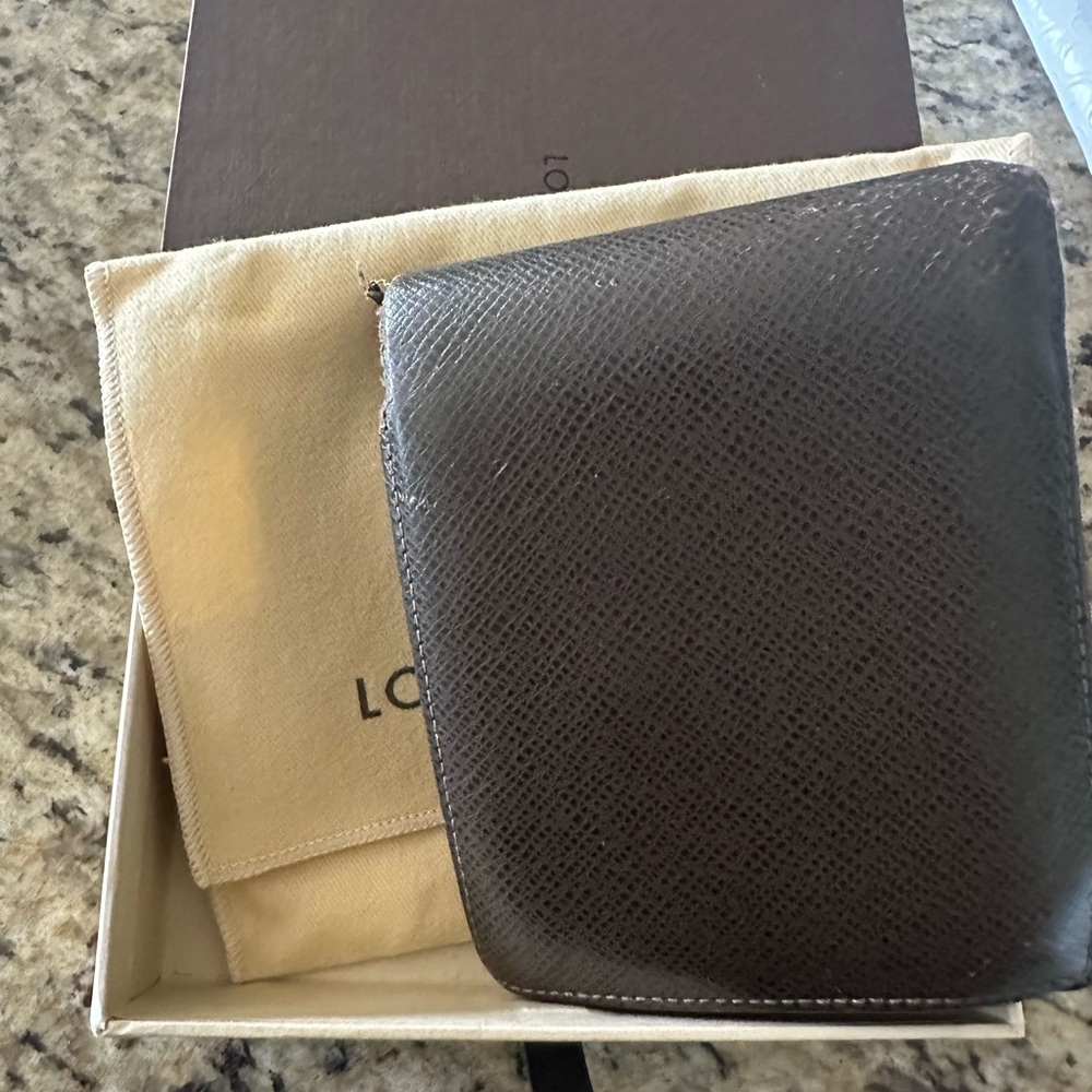 Authentic Men’s Louis Vuitton Taiga Brown Bi-Fold Wallet